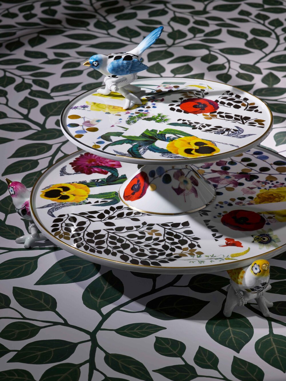 瓷器上的繽紛色彩及花藝圖案，令人聯想到Christian Lacroix的招牌印花設計。