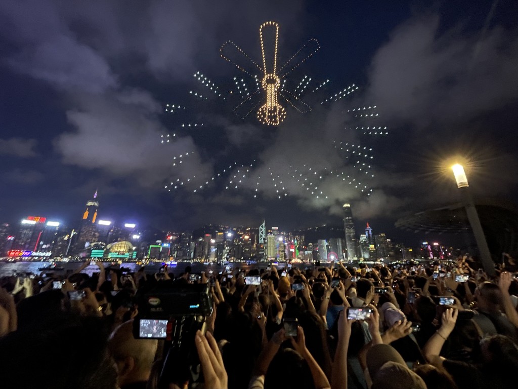5月25日尖沙咀海濱上演的「多啦A夢」無人機匯演。資料圖片