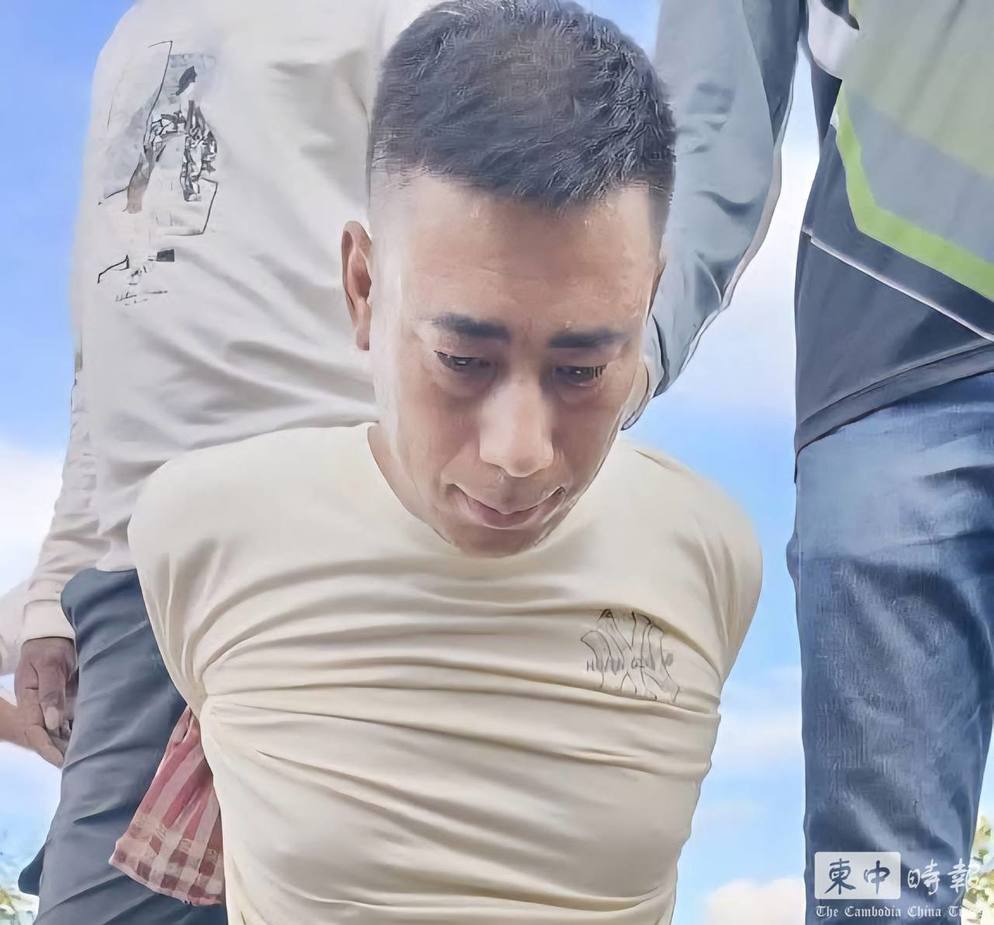 中國男司機的私家車在柬埔寨陷入泥濘,被揭發車上載有一具男屍。柬中時報 中國男司機的私家車在柬埔寨陷入泥濘,被揭發車上載有一具男屍。柬中時報