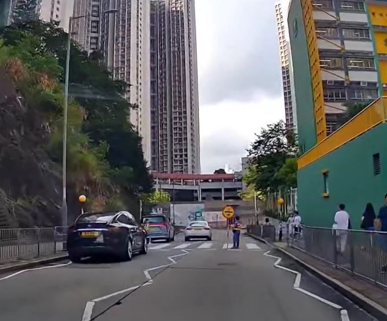 交通安全隊人員被嚇至退後一步。fb車cam L（香港群組）影片截圖