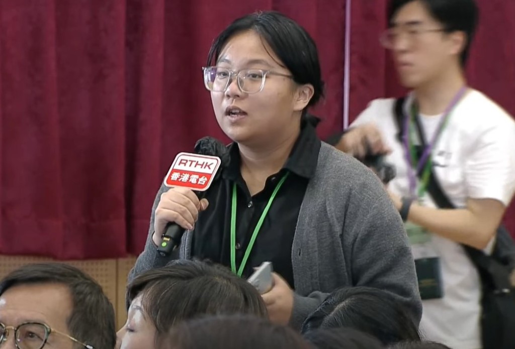 毛同學指出,自己的學校面對開支削減,將學生的課外活動從免費轉成付費,令很多學生放棄或減少了課外活動。直播截圖 毛同學指出,自己的學校面對開支削減,將學生的課外活動從免費轉成付費,令很多學生放棄或減少了課外活動。直播截圖