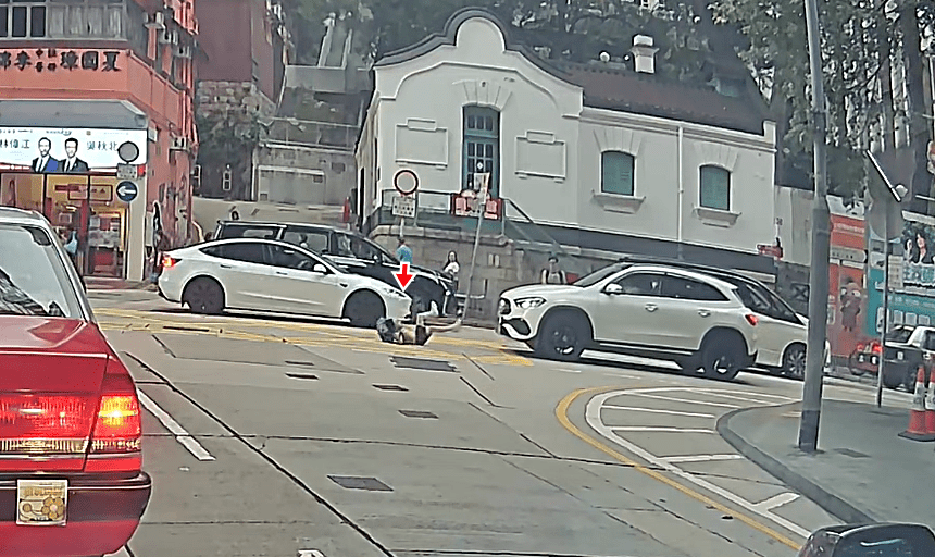 私家車將他撞倒。fb：車cam L（香港群組）