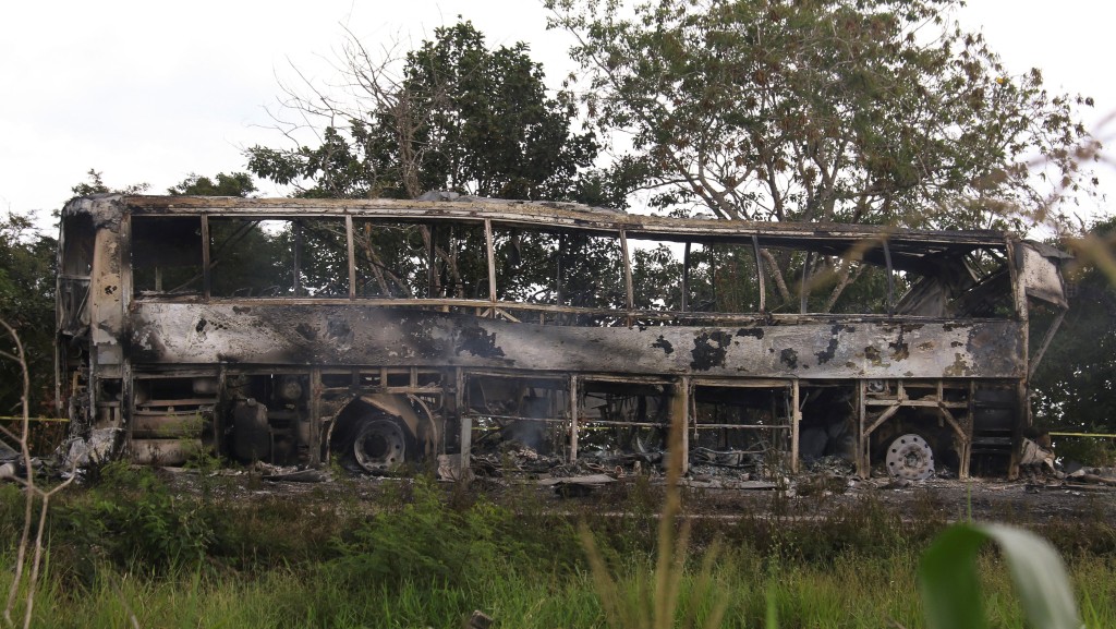 墨西哥東南部巴士與貨車相撞，釀41人死亡。路透社