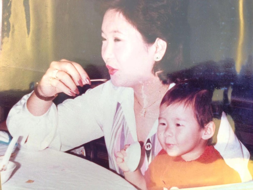 庄思敏曾分享妈妈年轻时的照片。