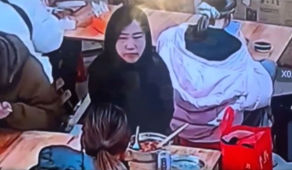 缺德黑衣女將螺螄粉湯倒入背座的羽絨衣帽內。