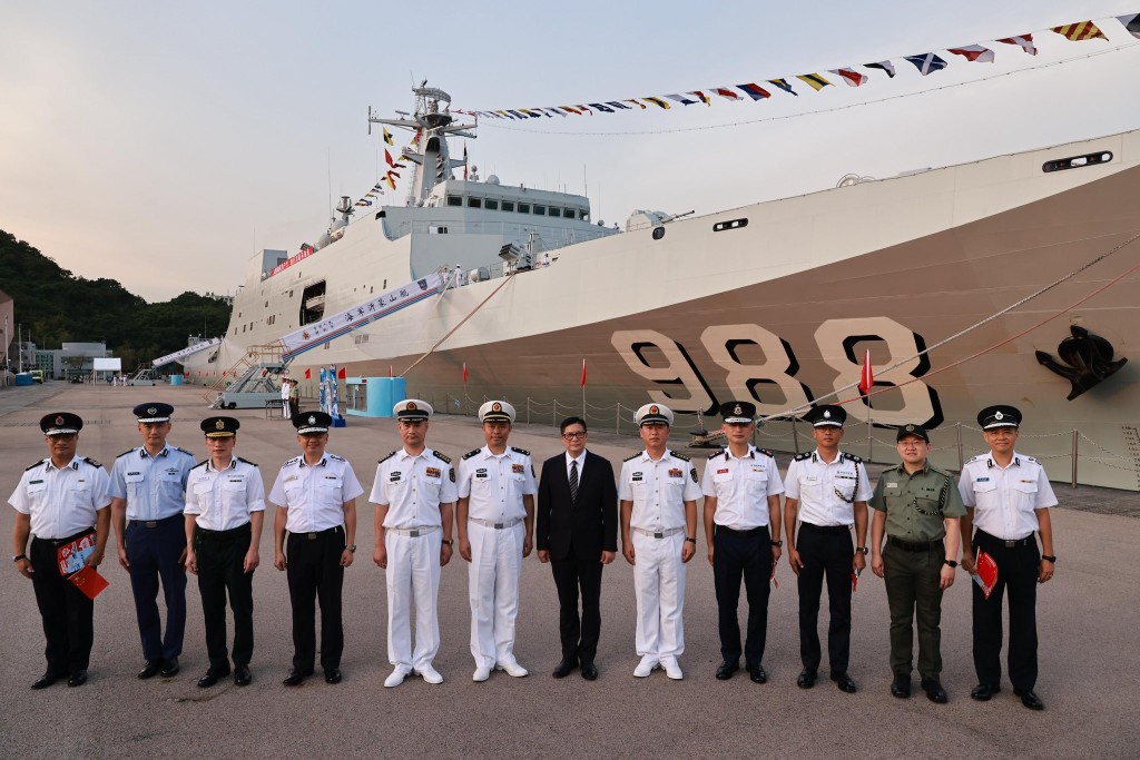 適逢舉國同慶時刻，83艦編隊專程赴港，讓市民近距離感受強軍風采。鄧炳強FB圖片