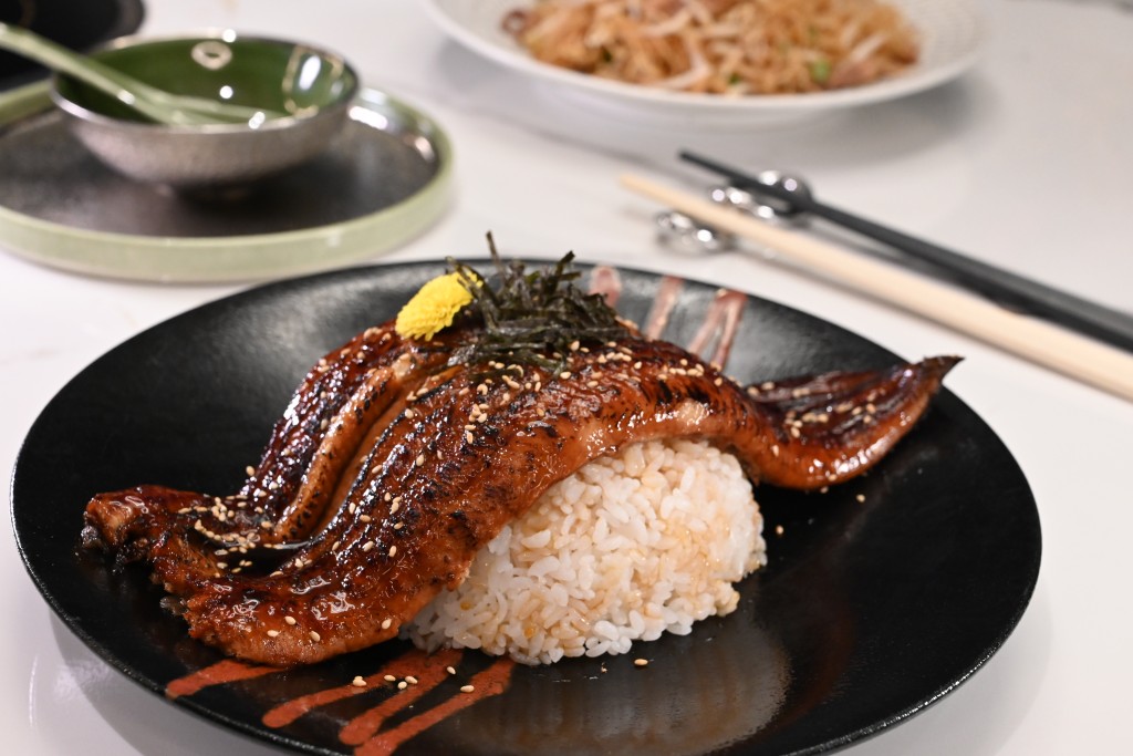 照燒鰻魚丼 $158，以傳統日式蒲燒方法炮製的原條鰻魚，焦香肉嫩，伴飯同吃大滿足。