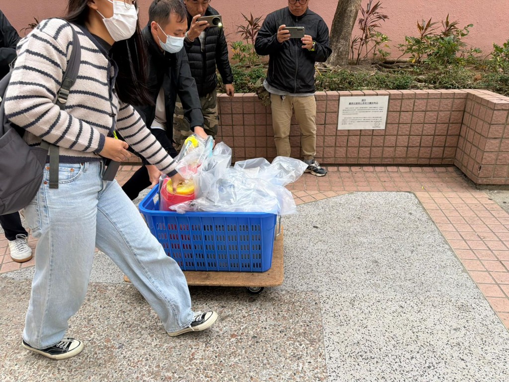 警員在單位內帶走證物。