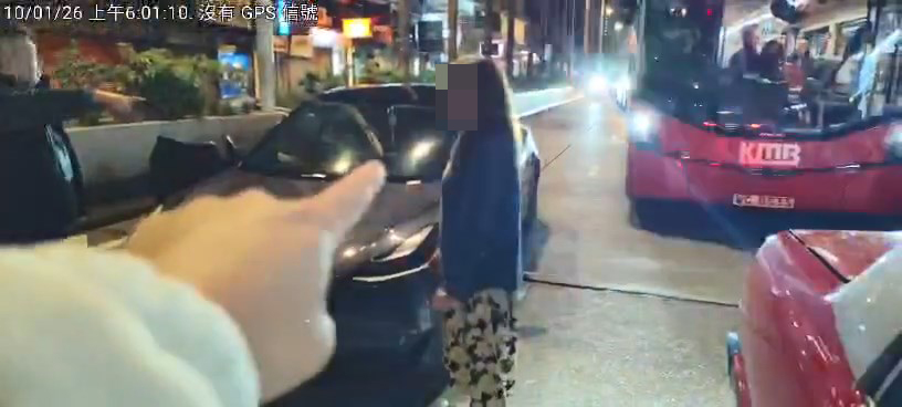 Tesla司機及的士司機大聲喝止。網上片段截圖