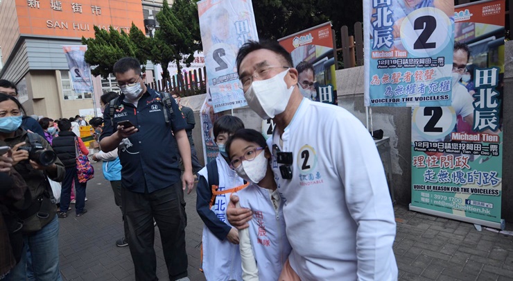 田北辰與家人到屯門開街站拉票。