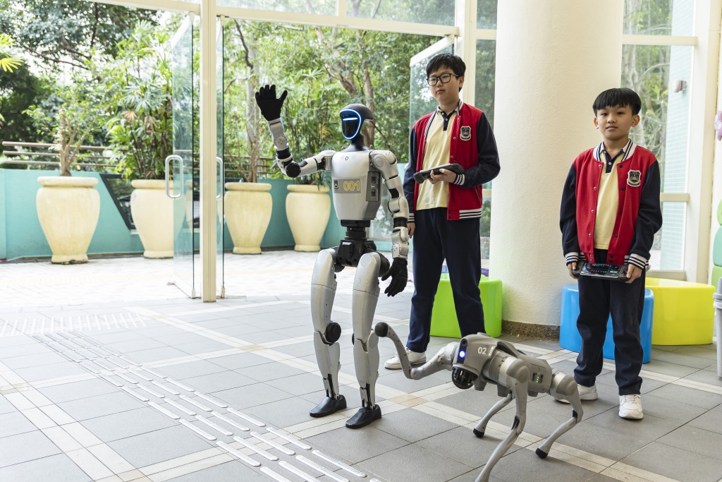 (由左至右)刘禹钒、梁浩谦两位同学说操作如打机,现在是探索期,看看机械人和机械狗还可以做到甚么?(图:霍楚晖) (由左至右)刘禹钒、梁浩谦两位同学说操作如打机,现在是探索期,看看机械人和机械狗还可以做到甚么?(图:霍楚晖)