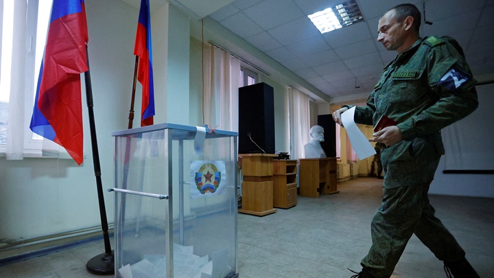盧甘斯克州有武裝分子到票站投票。路透社圖片