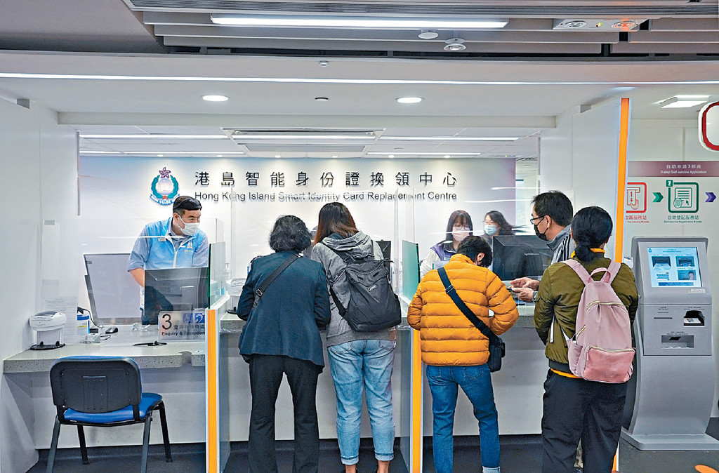 ■智能身份證換領申請期限延長至下月初,近日換證中心出現臨尾衝刺情況。