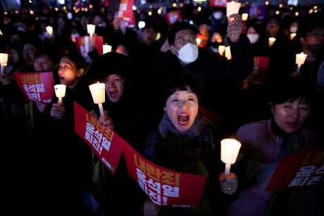 首爾民眾周三舉行燭光晚會,要求尹錫悅下台。 路透社 首爾民眾周三舉行燭光晚會,要求尹錫悅下台。 路透社