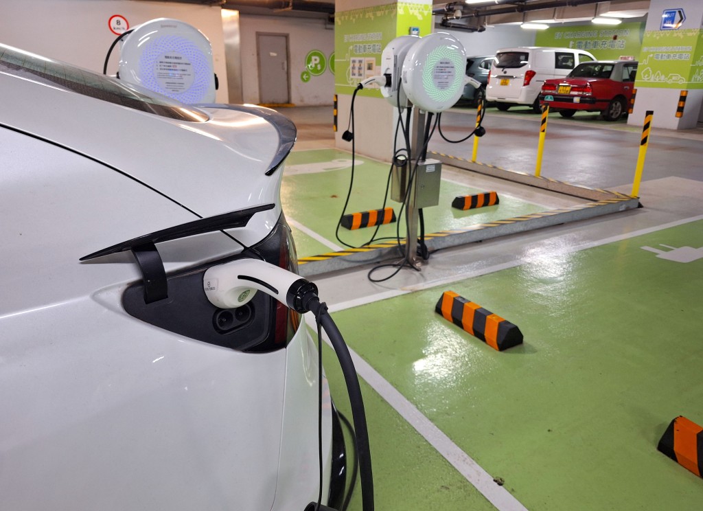 政府大力擴展相關設施，目標明年中前將全港充電車位數目增至約20萬個。