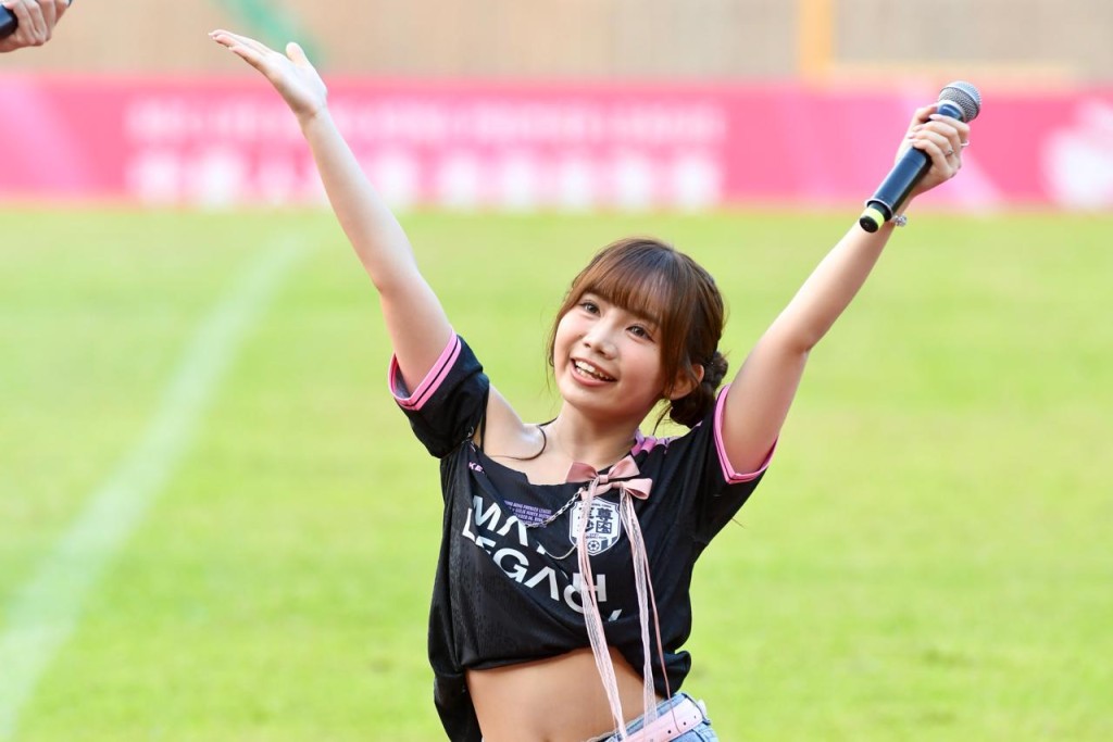 至尊沙田9月6日在斧山道運動場舉行的港超聯主場首戰中,邀請得「偶像女生」在半場休息時間進行歌舞表演。楊駿堯攝 至尊沙田9月6日在斧山道運動場舉行的港超聯主場首戰中,邀請得「偶像女生」在半場休息時間進行歌舞表演。楊駿堯攝