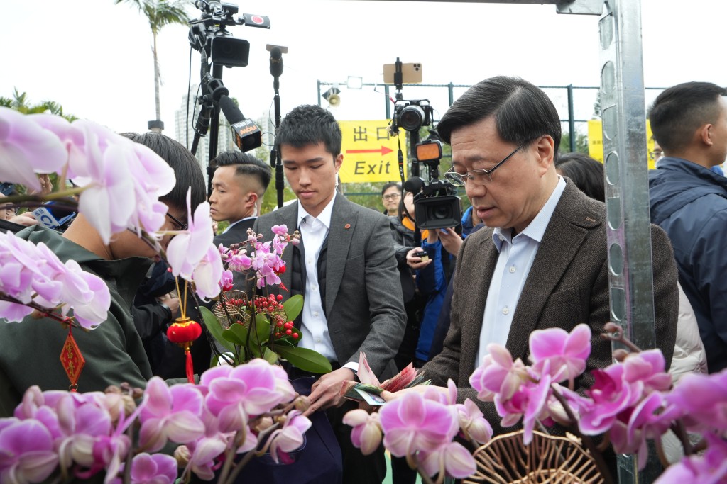 李家超用330元买了一盆兰花送给母亲。刘骏轩摄