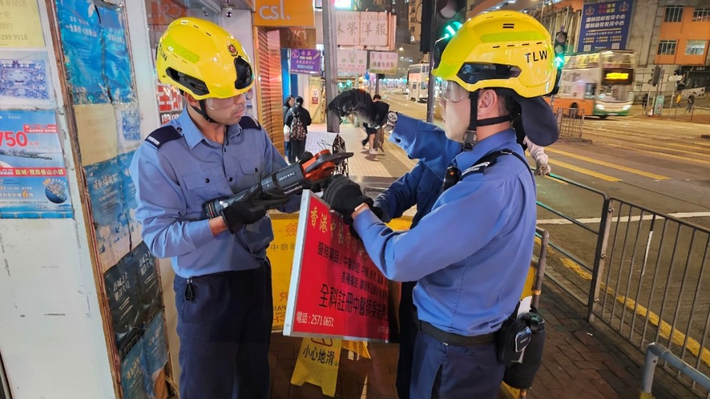 北角英皇道行人路現危險招牌 警方消防封路清拆