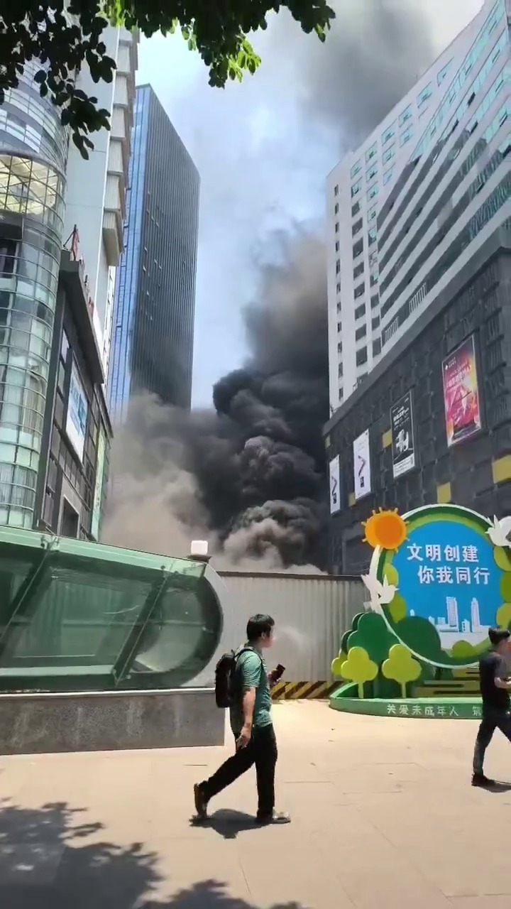 重慶九龍坡11日發生大火,有人謠傳是涉及報復社會。X 重慶九龍坡11日發生大火,有人謠傳是涉及報復社會。X