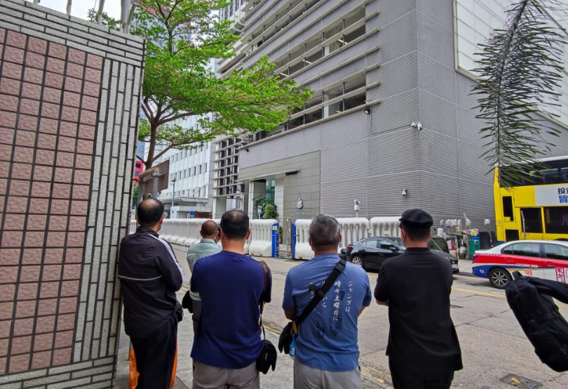 有傳媒在中區警署外守候。 梁國峰攝