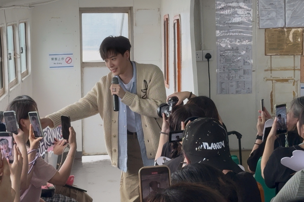 Frankie和Fans互動。