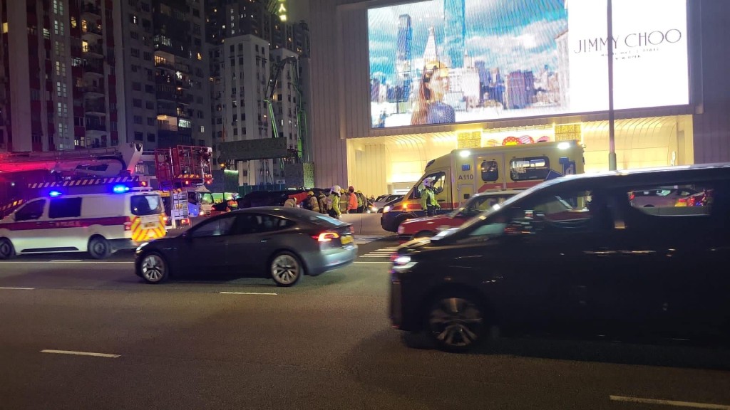 湾仔告士打道世界贸易中心对开发生3车相撞意外。网上图片