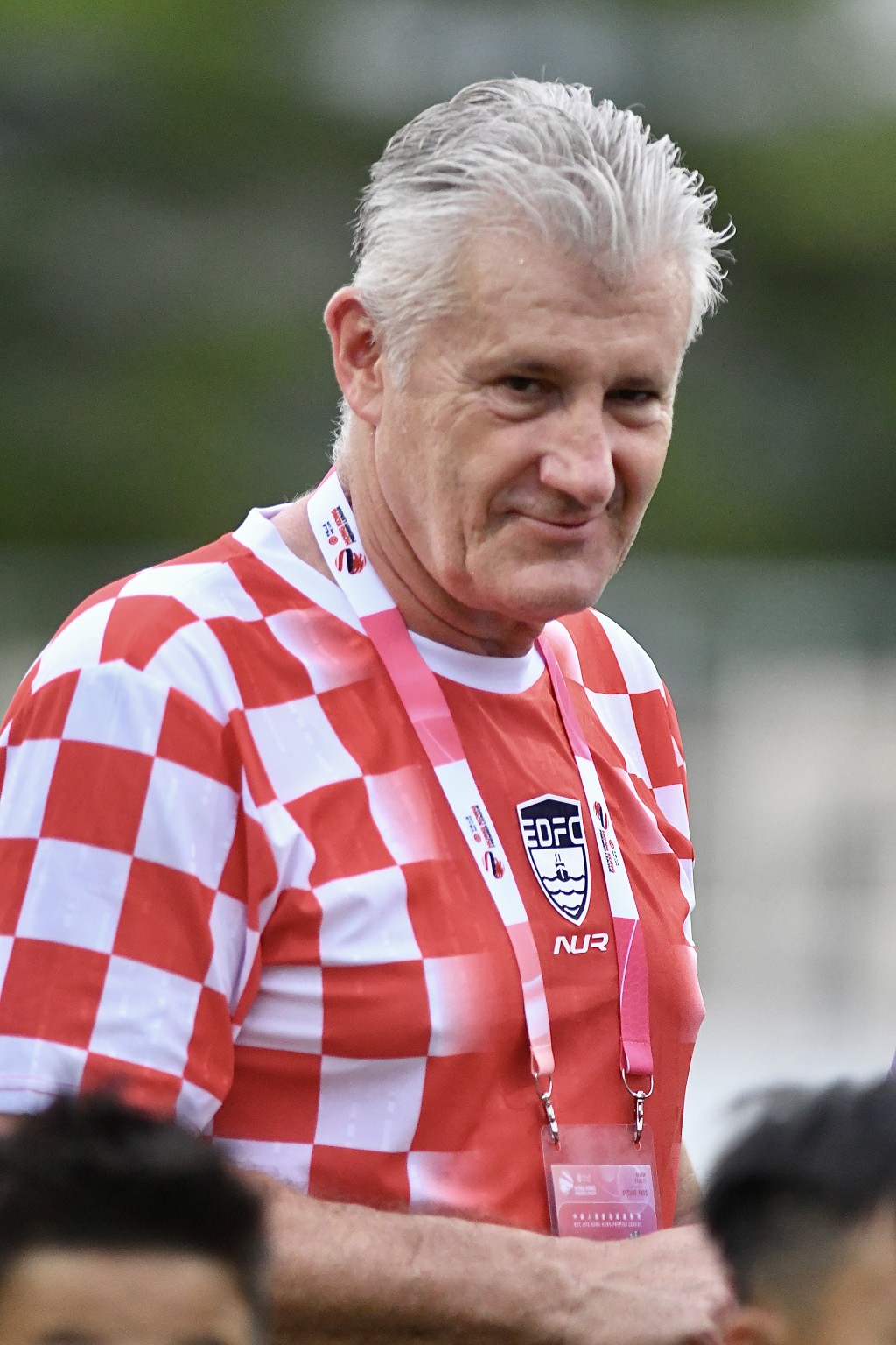 克罗地亚名宿苏加（Davor Šuker）早前获委任为东区名誉会长。东区今日迎来联赛首战，苏加除现身青衣运动场观战外，赛前更亲自走到草地与球员握手。杨骏尧摄