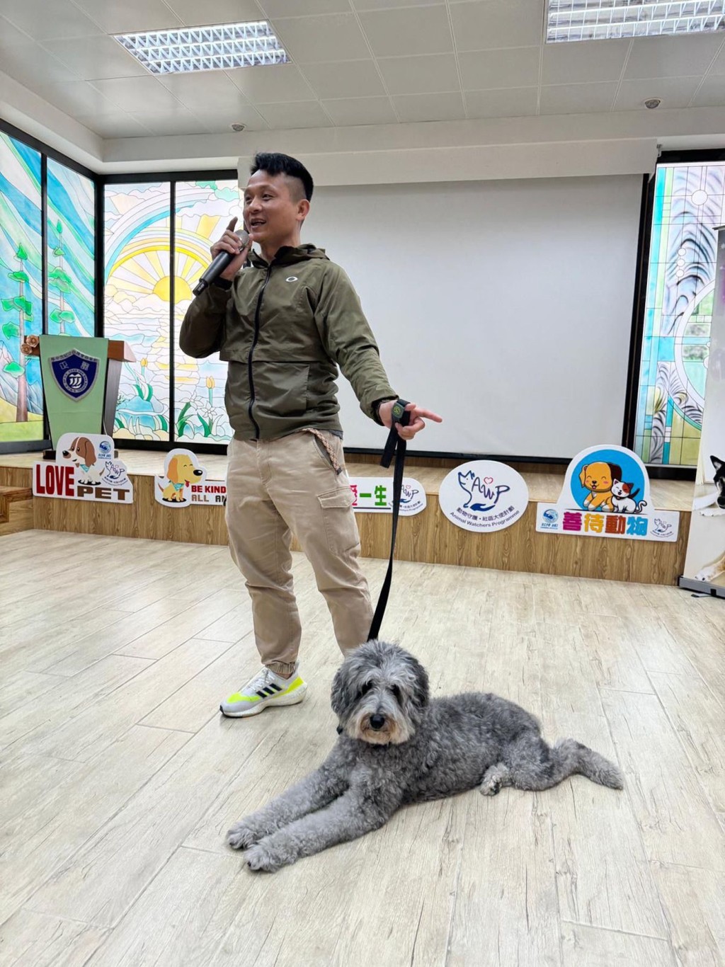 阿健以「動物守護大使」及「心靈撫慰犬導師」雙重身份，走入校園教導學生領犬技巧。