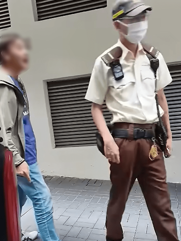 交通督導員不願爭論,男子繼續辱罵。YouTube:車Cam特警 交通督導員不願爭論,男子繼續辱罵。YouTube:車Cam特警