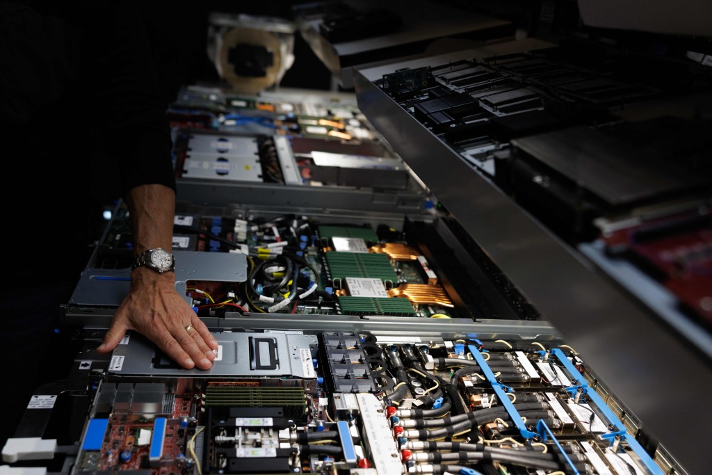 亚马逊位于阿联酋及邻国巴林的数据中遭到无人机攻击,令到云端服务中断。法新社 亚马逊位于阿联酋及邻国巴林的数据中遭到无人机攻击,令到云端服务中断。法新社