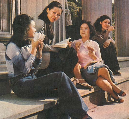 恬妞（右二）1978年以22岁之龄，凭住《蒂蒂日记》成金马影后，当年在台湾红透半边天。