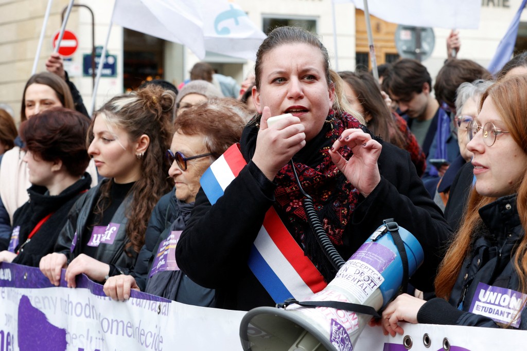 法國極左反對派政黨「不屈法國」的議員在參議院外參與支持墮胎的示威。路透社