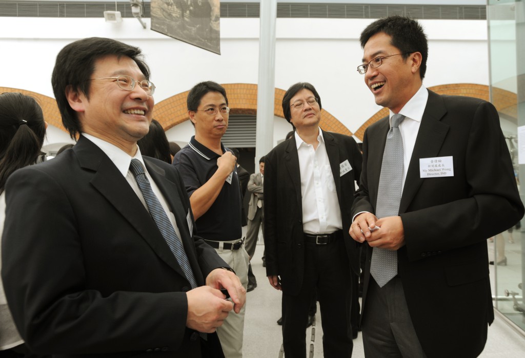 袁志伟（左一）为无綫新闻部高层。
