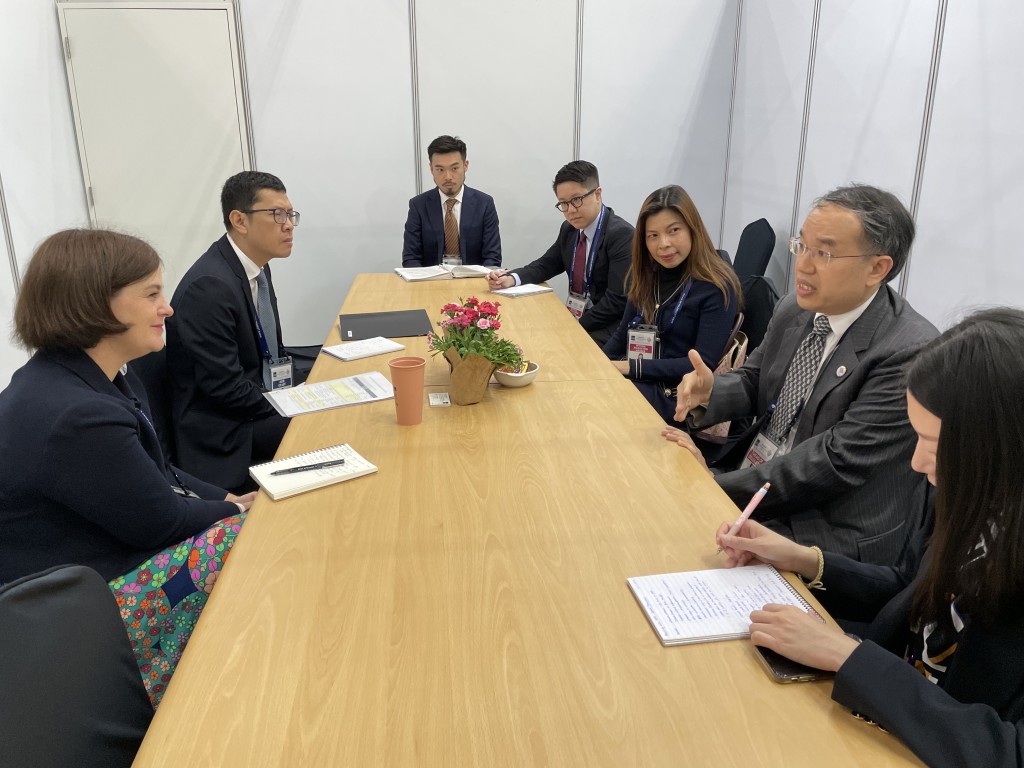 許正宇與在亞洲開發銀行董事會中代表香港所屬組別的執行董事Rachel Thompson（左一）會面。