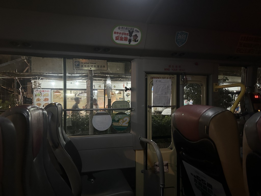 大部份11號小巴車內均貼有「西九龍交通部提提你 乘客必須佩戴安全帶」的貼紙。曾志恒攝 大部份11號小巴車內均貼有「西九龍交通部提提你 乘客必須佩戴安全帶」的貼紙。曾志恒攝