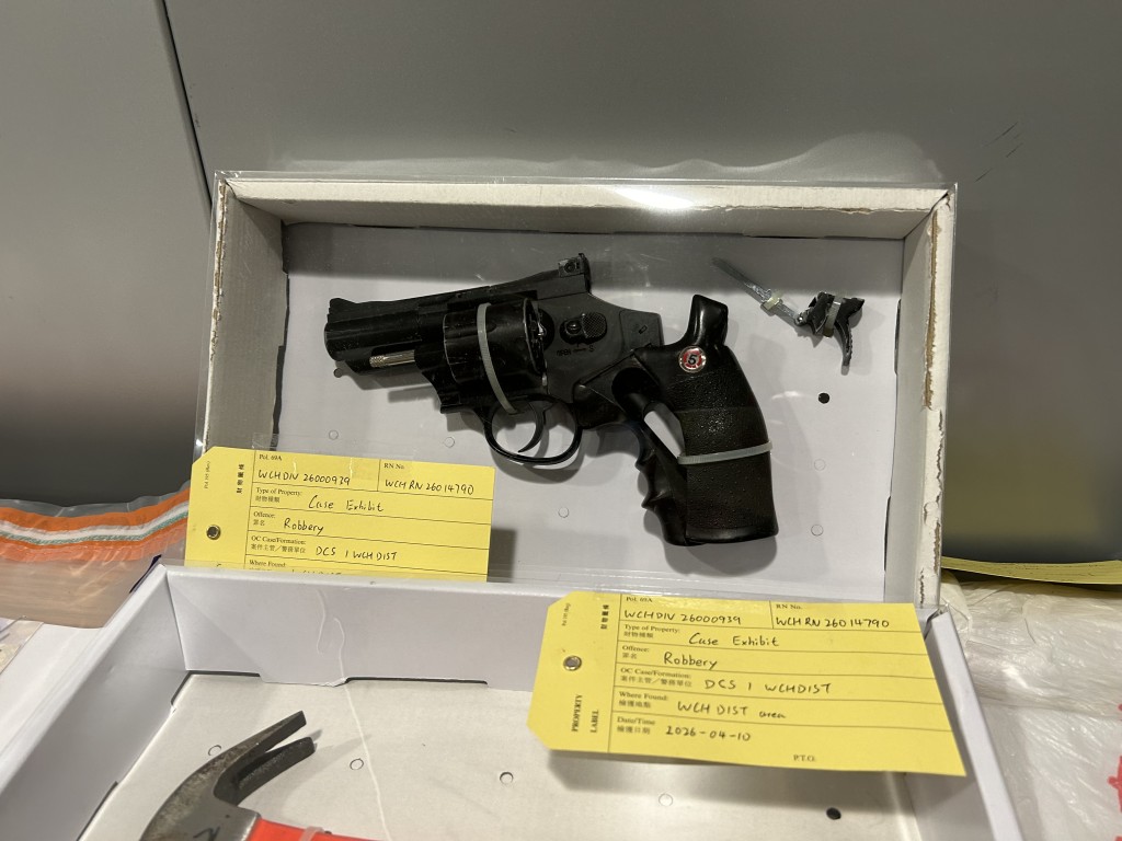 警方展示證物,包括氣槍。曾志恒攝 警方展示證物,包括氣槍。曾志恒攝