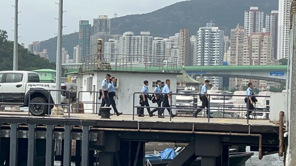 人蛇被轉上香港仔水警基地再轉送警署扣查。資料圖片