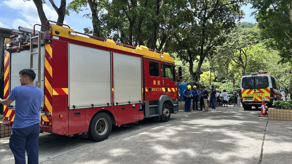 警方、消防、民安隊、香港守望者服務團等合共逾200人,在獅子山郊野公園燒烤場集合,再次出發上山搜索郭女蹤影。 警方、消防、民安隊、香港守望者服務團等合共逾200人,在獅子山郊野公園燒烤場集合,再次出發上山搜索郭女蹤影。