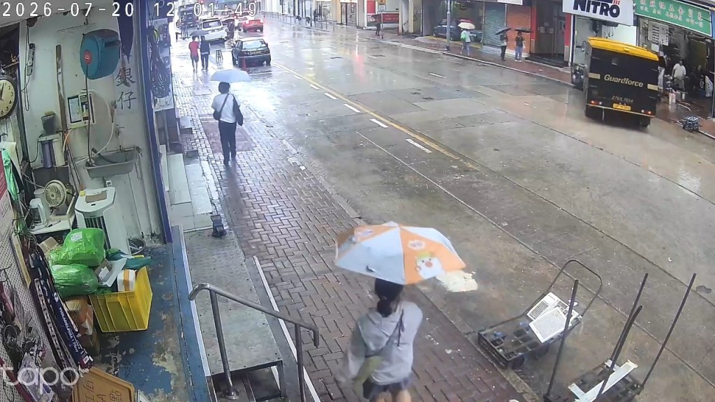 解款車鏟上行人路,並撞向一間廢鐵回收舖放在門外的鐵籠後,再衝向大閘位置。fb「車cam L(香港群組)」片段截圖 解款車鏟上行人路,並撞向一間廢鐵回收舖放在門外的鐵籠後,再衝向大閘位置。fb「車cam L(香港群組)」片段截圖