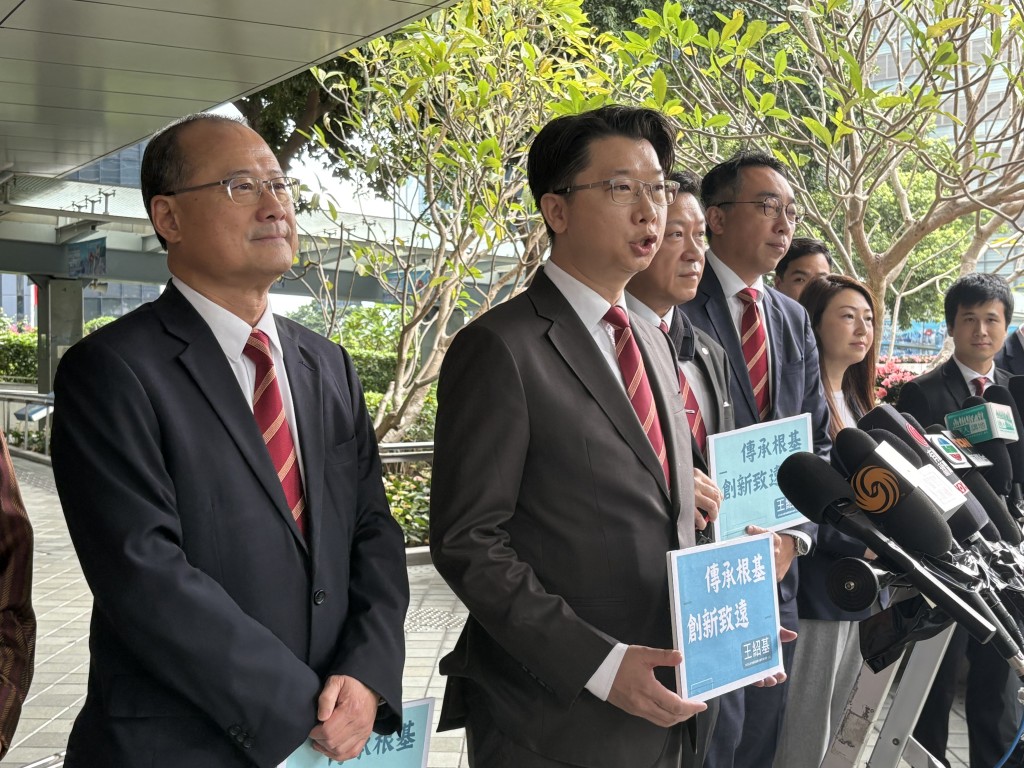 王紹基(右三)希望透過參與立法會選舉,以實際行動證明能夠為商界爭取更多權益。 王紹基(右三)希望透過參與立法會選舉,以實際行動證明能夠為商界爭取更多權益。