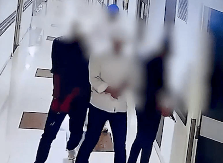 五人从衣服下抽出配备消音器的手枪，然后进入病房。