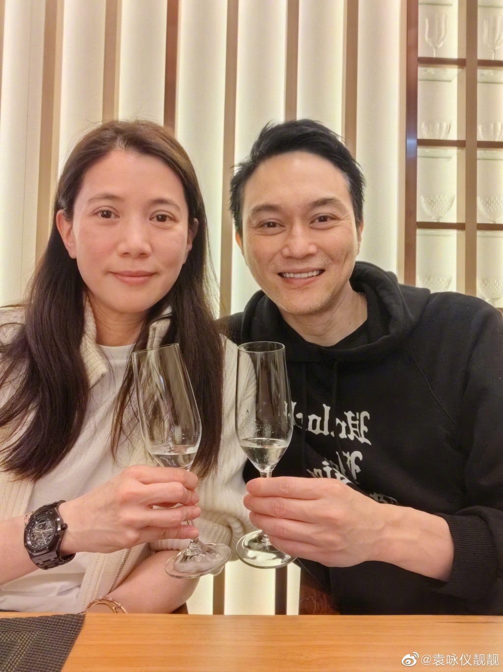 去年，袁詠儀與張智霖慶祝結婚22周年的合照。 ​  ​