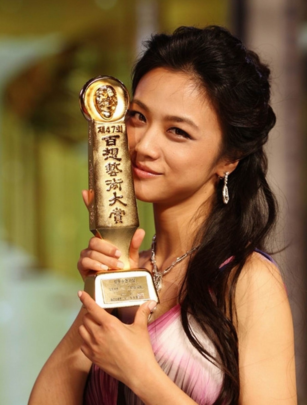 汤唯凭《晚秋》成为韩国百想影后，成为首个获得百想大奖的华人女星。