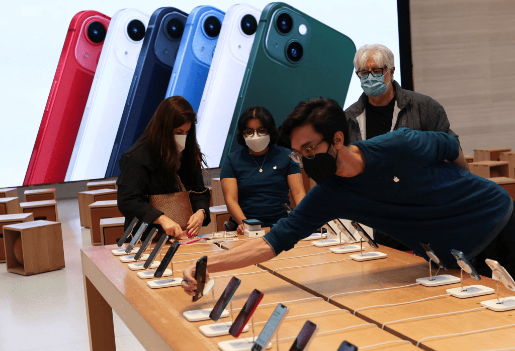 用iPhone 12或後續機型來換購新iPhone,預計可享1000元到5700元的優惠。 路透社 用iPhone 12或後續機型來換購新iPhone,預計可享1000元到5700元的優惠。 路透社
