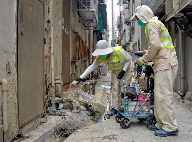 食環署人員會透過分析鼠隻活動調查結果、鼠患黑點分布、鼠患投訴和捕獲活鼠及檢獲死鼠的數目等客觀數據,配合實地巡查、突擊檢查和查核工作紀錄等,監察承辦商的工作表現和成效。資料圖片 食環署人員會透過分析鼠隻活動調查結果、鼠患黑點分布、鼠患投訴和捕獲活鼠及檢獲死鼠的數目等客觀數據,配合實地巡查、突擊檢查和查核工作紀錄等,監察承辦商的工作表現和成效。資料圖片
