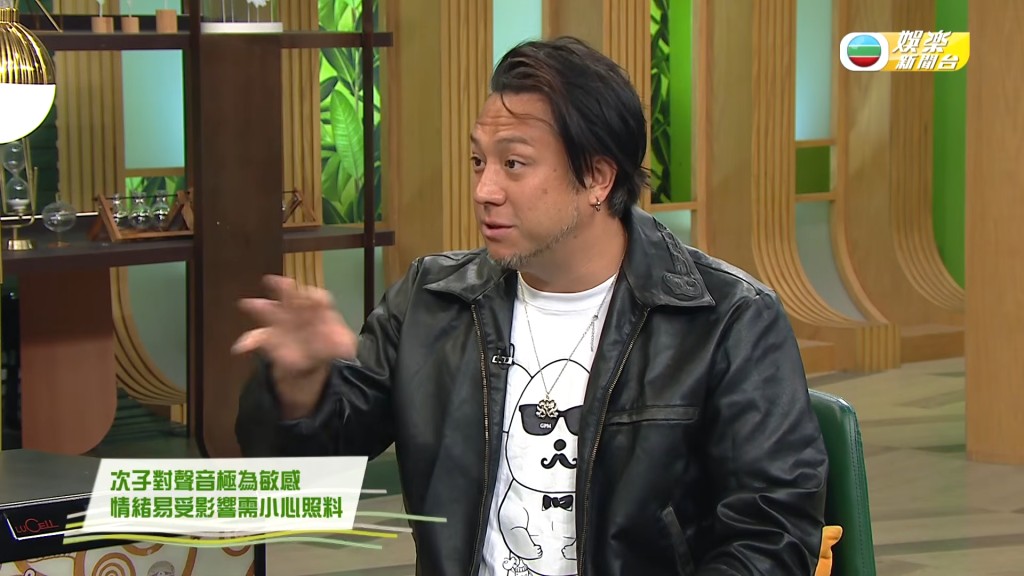 張致恒提到,由於次子對聲音極度敏感,在港鐵等公共場所情緒更容易受驚急躁。(影片截圖:《流行都市》) 張致恒提到,由於次子對聲音極度敏感,在港鐵等公共場所情緒更容易受驚急躁。(影片截圖:《流行都市》)