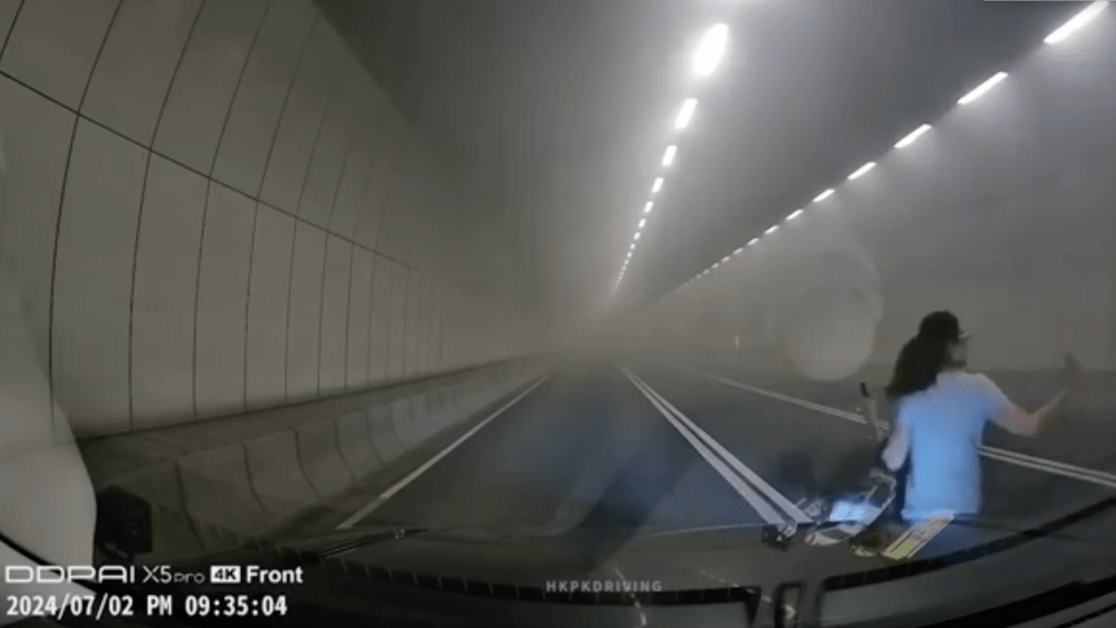 女子上車輛離開隧道。（YouTube車Cam特警片段截圖）