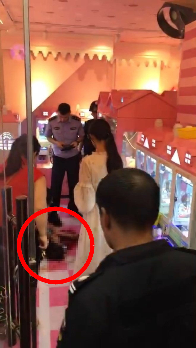 被害人(紅圈)遇襲後倒臥在血泊中,事後被送院搶救無效死亡。(網圖)