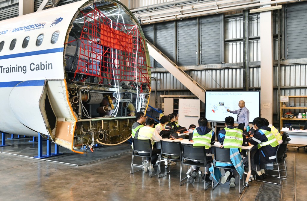 李天柱強調，新課程設計有別於過往依賴「跟師傅」邊做邊學的傳統模式，將為學員提供「有系統的、有更多實習機會」的專業培訓。