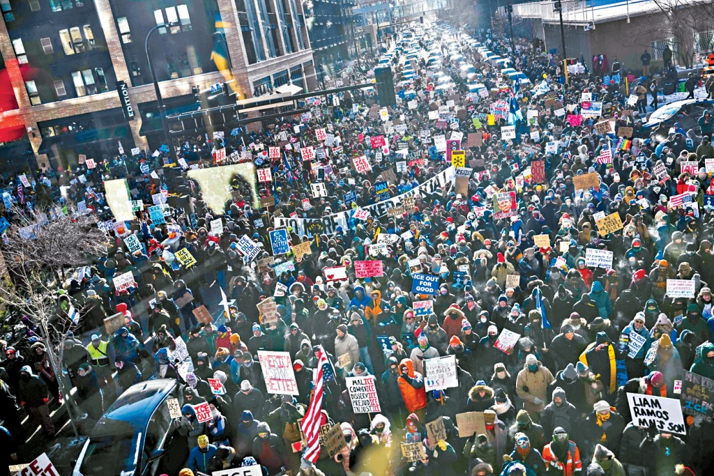 明尼阿波利斯市大批示威者遊行抗議針對非法移民的暴力執法。